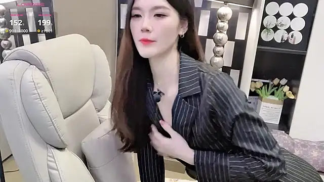 Snapshot of Yueyue-MM chatting on 11/28/25, 02:09 Yueyue-MM online show from 11/28/25, 02:09