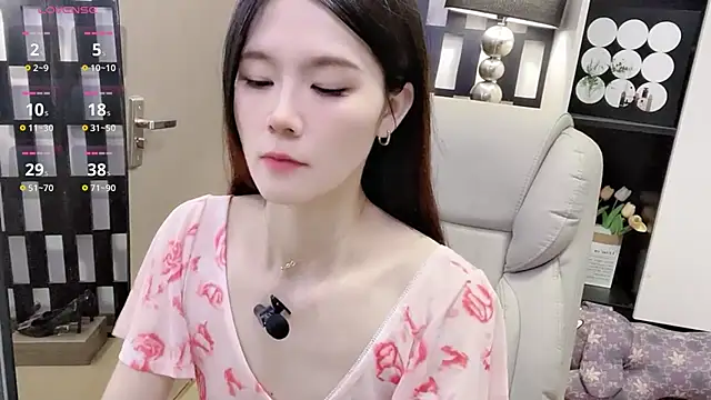 Snapshot of Yueyue-MM chatting on 12/04/25, 02:48 Yueyue-MM online show from 12/04/25, 02:48