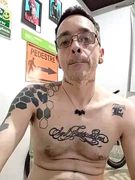 Snapshot of dinho_carioca chatting on 10/06/25, 01:19 dinho carioca online show from 10/06/25, 01:19