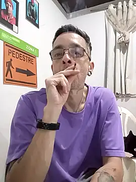 Snapshot of dinho_carioca chatting on 10/19/25, 02:18 dinho carioca online show from 10/19/25, 02:18
