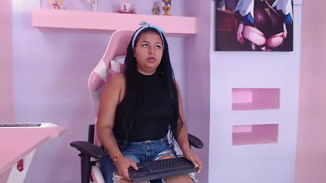 Snapshot of AlahiaJoness chatting on 10/01/25, 03:56 AlahiaJoness online show from 10/01/25, 03:56