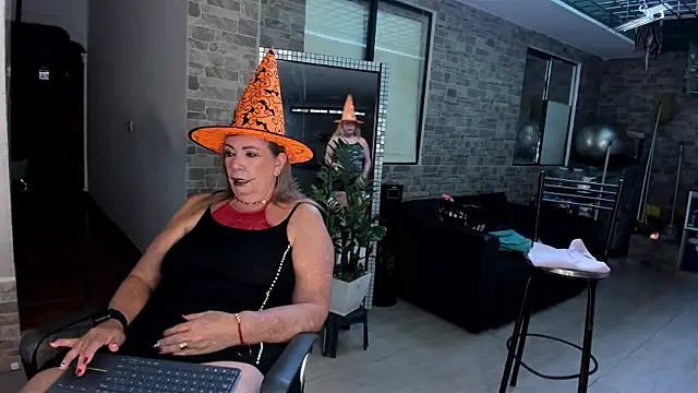 Snapshot of _SARAI_DUPONT chatting on 10/31/25, 11:11 SARAI DUPONT online show from 10/31/25, 11:11