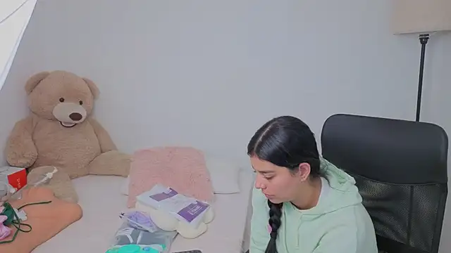 Snapshot of valerihouse chatting on 10/01/25, 12:05 valerihouse online show from 10/01/25, 12:05