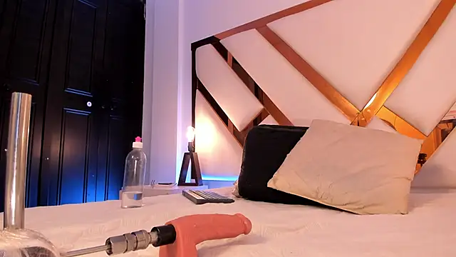 Niicolle Evanss online show from 03/18/26, 07:50