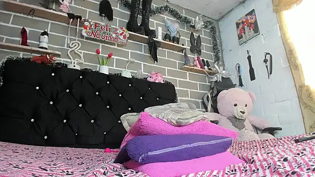 CharlotteBrowm online show from 12/03/25, 06:17