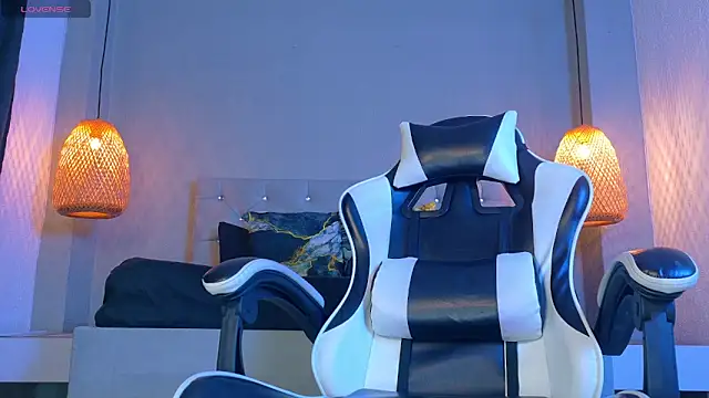 Thaiel Fosteer online show from 04/22/26, 08:39