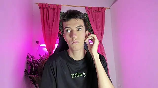 Snapshot of dylan_202520_ chatting on 09/13/25, 11:32 dylan 202520 online show from 09/13/25, 11:32