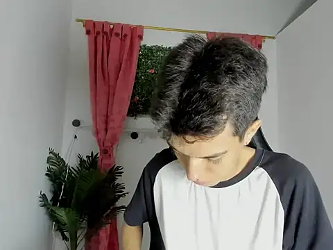 Snapshot of dylan_202520_ chatting on 09/20/25, 11:33 dylan 202520 online show from 09/20/25, 11:33