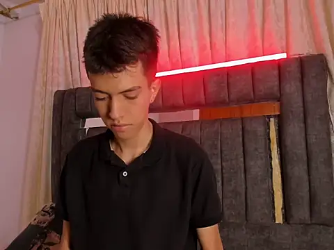 Snapshot of dylan_202520_ chatting on 10/06/25, 11:40 dylan 202520 online show from 10/06/25, 11:40