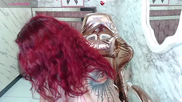 Snapshot of Red_Bunny_v chatting on 12/16/25, 01:21 Red Bunny v online show from 12/16/25, 01:21