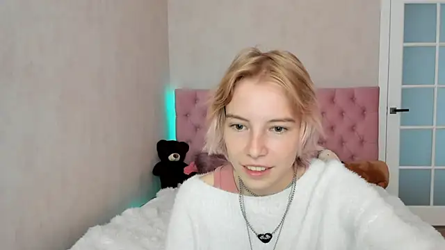 Snapshot of Pink_Lila18 chatting on 09/14/25, 08:35 Pink Lila18 online show from 09/14/25, 08:35