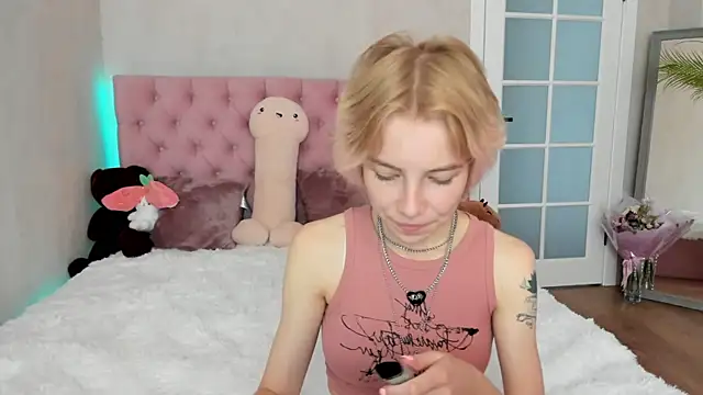 Snapshot of Pink_Lila18 chatting on 09/15/25, 09:42 Pink Lila18 online show from 09/15/25, 09:42