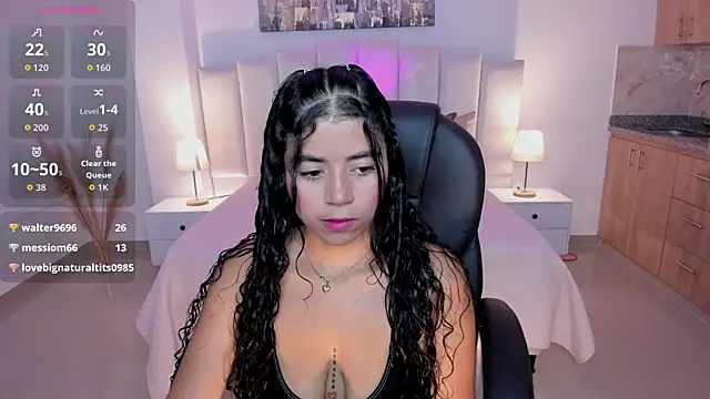 Snapshot of issi_loren chatting on 09/23/25, 06:11 issi loren online show from 09/23/25, 06:11