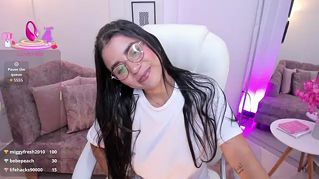 Snapshot of issi_loren chatting on 10/19/25, 07:25 issi loren online show from 10/19/25, 07:25