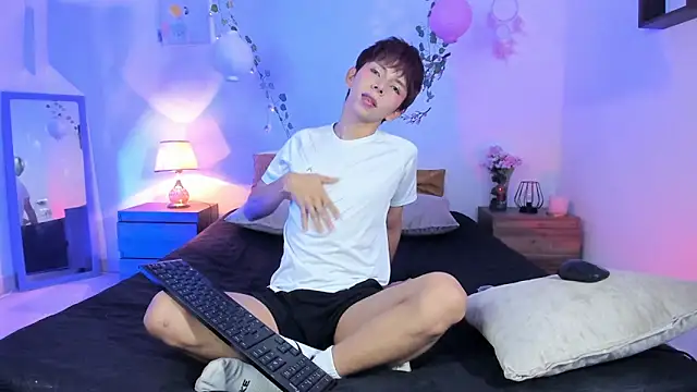 Hyunjin Son online show from 04/28/26, 03:17