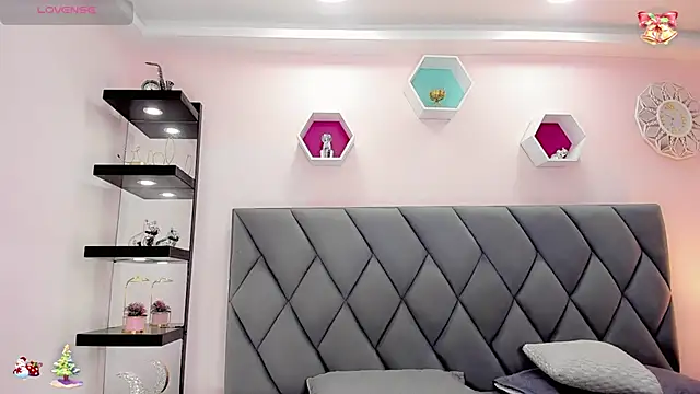 Snapshot of Amira_Ember chatting on 12/14/25, 08:35 Amira Ember online show from 12/14/25, 08:35