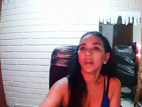 Snapshot of MiiaVelasquez chatting on 11/11/25, 04:01 MiiaVelasquez online show from 11/11/25, 04:01