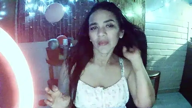 Snapshot of MiiaVelasquez chatting on 12/17/25, 04:18 MiiaVelasquez online show from 12/17/25, 04:18