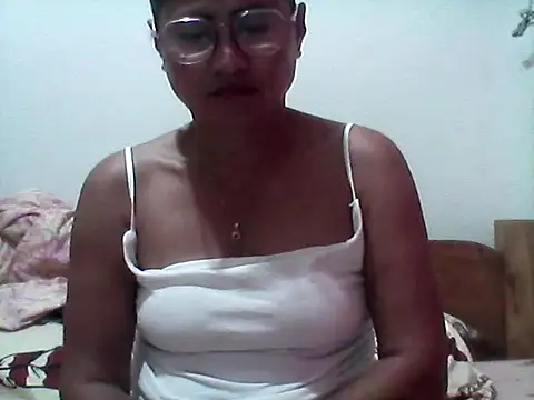 Snapshot of nathalie0045 chatting on 09/30/25, 11:04 nathalie0045 online show from 09/30/25, 11:04