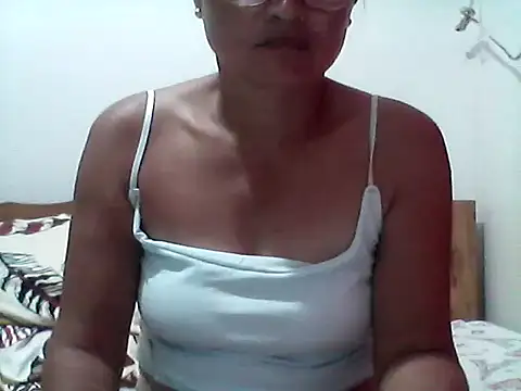 Snapshot of nathalie0045 chatting on 10/19/25, 11:44 nathalie0045 online show from 10/19/25, 11:44