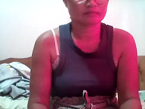 Snapshot of nathalie0045 chatting on 12/20/25, 01:23 nathalie0045 online show from 12/20/25, 01:23