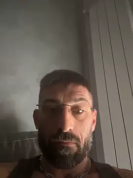 Snapshot of GmGit chatting on 10/19/25, 06:58 GmGit online show from 10/19/25, 06:58