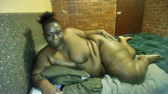 ASSQUEEN37Xx online show from 10/28/25, 05:04