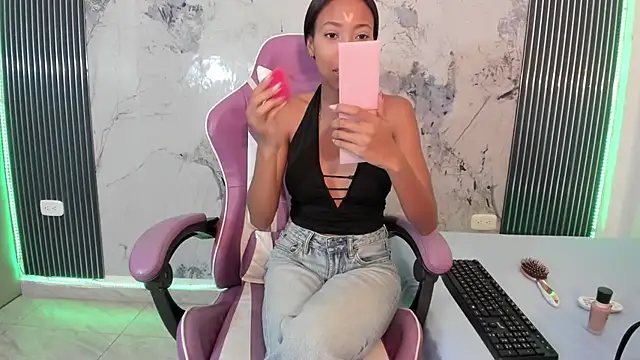 Snapshot of Mia_Duarte1 chatting on 12/20/25, 08:05 Mia Duarte1 online show from 12/20/25, 08:05