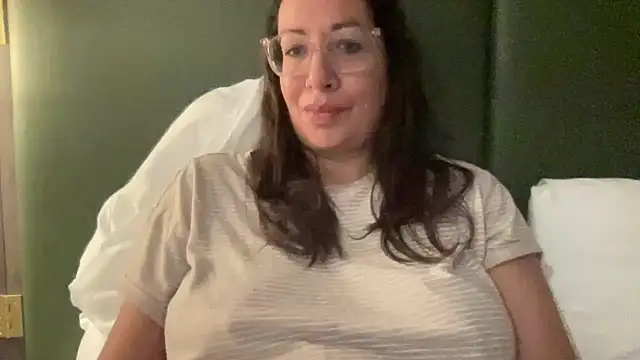 Snapshot of RosaFreya chatting on 06/17/26, 11:38 RosaFreya online show from 06/17/26, 11:38