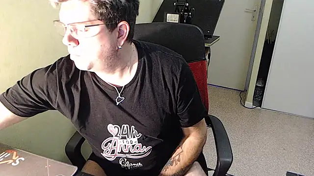 blueandwhite1 online show from 12/18/24, 04:06