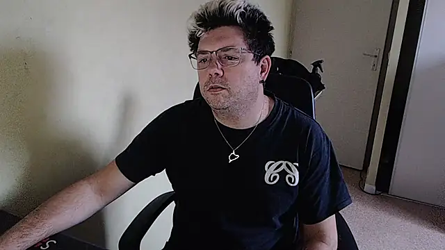 blueandwhite1 online show from 01/02/25, 02:35