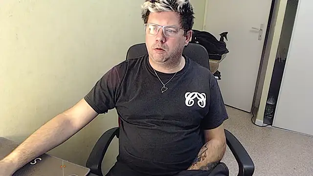 blueandwhite1 online show from 01/02/25, 05:39