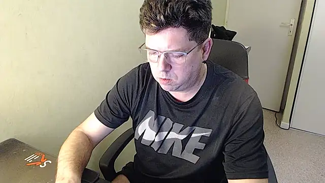 blueandwhite1 online show from 02/01/25, 04:22