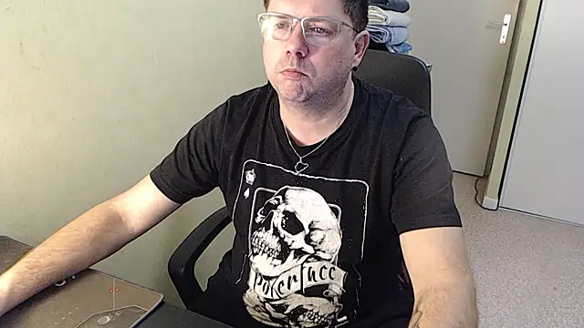 blueandwhite1 online show from 02/03/25, 05:24