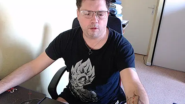 blueandwhite1 online show from 02/05/25, 03:20