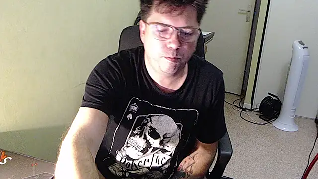 blueandwhite1 online show from 11/12/25, 08:59