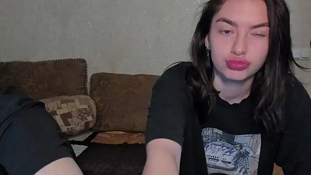 Snapshot of muuur_fam chatting on 09/18/25, 08:44 muuur fam online show from 09/18/25, 08:44