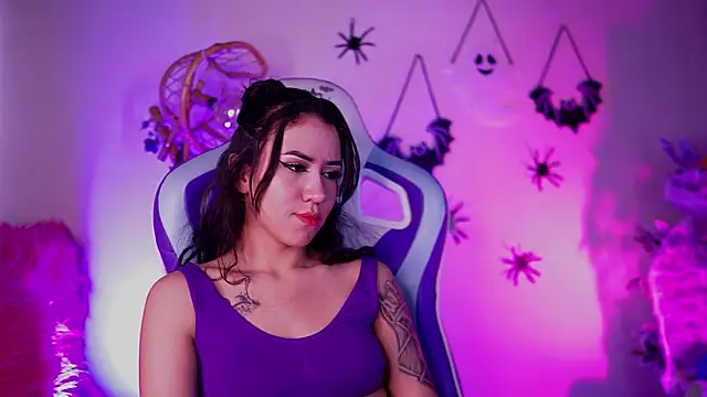 Snapshot of _chloe_moons_ chatting on 10/20/25, 09:26 chloe moons online show from 10/20/25, 09:26