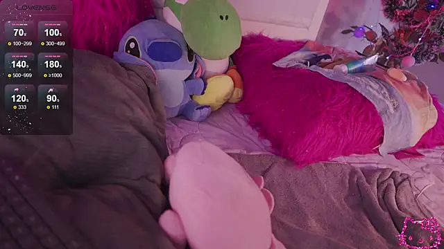 Snapshot of _chloe_moons_ chatting on 12/13/25, 07:53 chloe moons online show from 12/13/25, 07:53