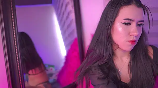 Snapshot of _chloe_moons_ chatting on 12/14/25, 04:23 chloe moons online show from 12/14/25, 04:23