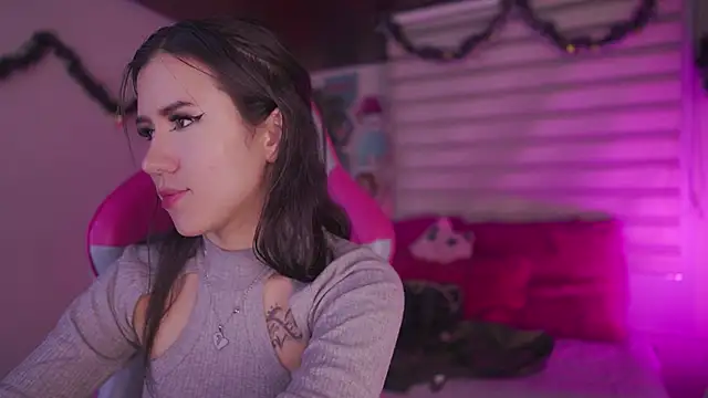 Snapshot of _chloe_moons_ chatting on 12/15/25, 10:47 chloe moons online show from 12/15/25, 10:47