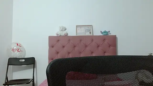 Snapshot of Sara_f_W chatting on 12/17/25, 01:22 Sara f W online show from 12/17/25, 01:22