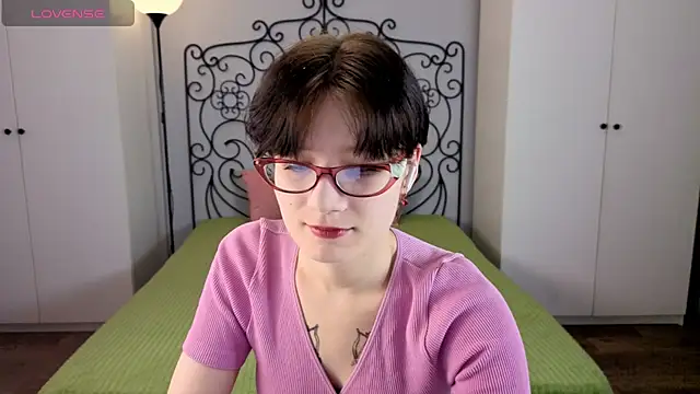 Snapshot of oliviafairy1 chatting on 09/30/25, 04:01 oliviafairy1 online show from 09/30/25, 04:01
