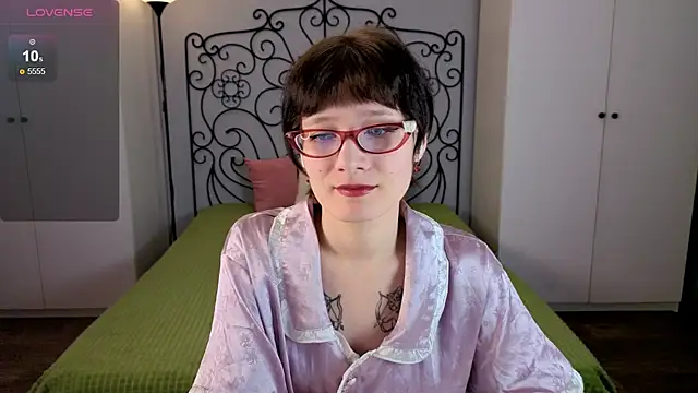 Snapshot of oliviafairy1 chatting on 10/18/25, 04:52 oliviafairy1 online show from 10/18/25, 04:52
