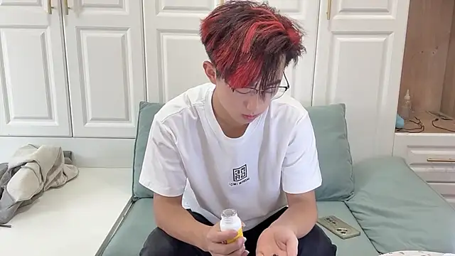 Snapshot of STxuguanhan chatting on 10/18/25, 07:53 STxuguanhan online show from 10/18/25, 07:53