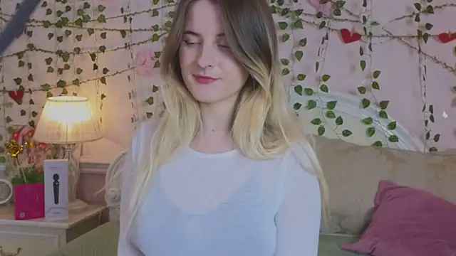 Snapshot of Sonia_Meow chatting on 11/17/25, 06:30 Sonia Meow online show from 11/17/25, 06:30