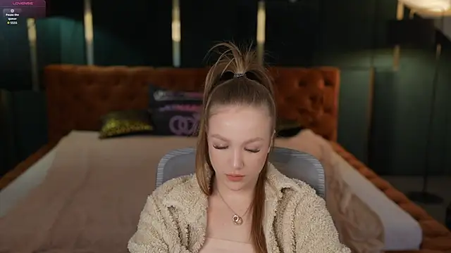 Ella 054 online show from 10/15/25, 10:26