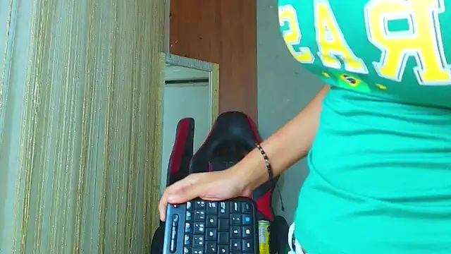 Snapshot of miss_leidy_ chatting on 06/24/26, 03:16 miss leidy online show from 06/24/26, 03:16