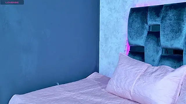 Luna sophya online show from 09/27/25, 11:48