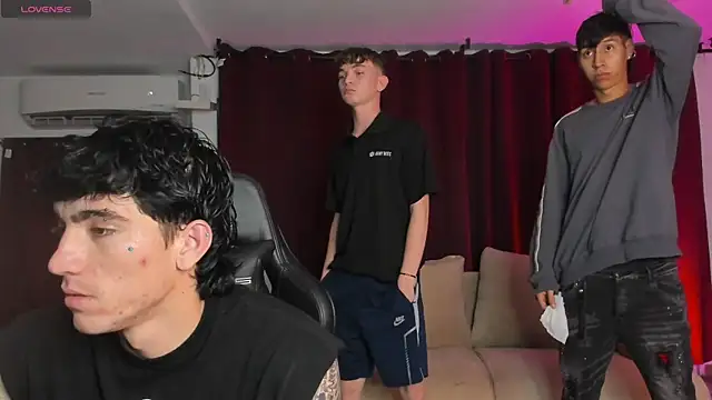 Snapshot of Handsomeboyss19 chatting on 09/30/25, 11:43 Handsomeboyss19 online show from 09/30/25, 11:43